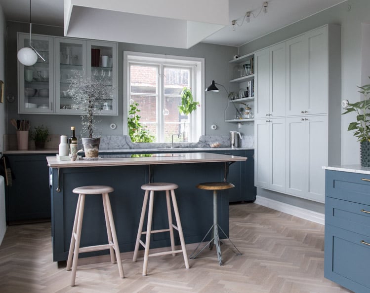 cuisine bicolore bleu clair foncé marbre gris