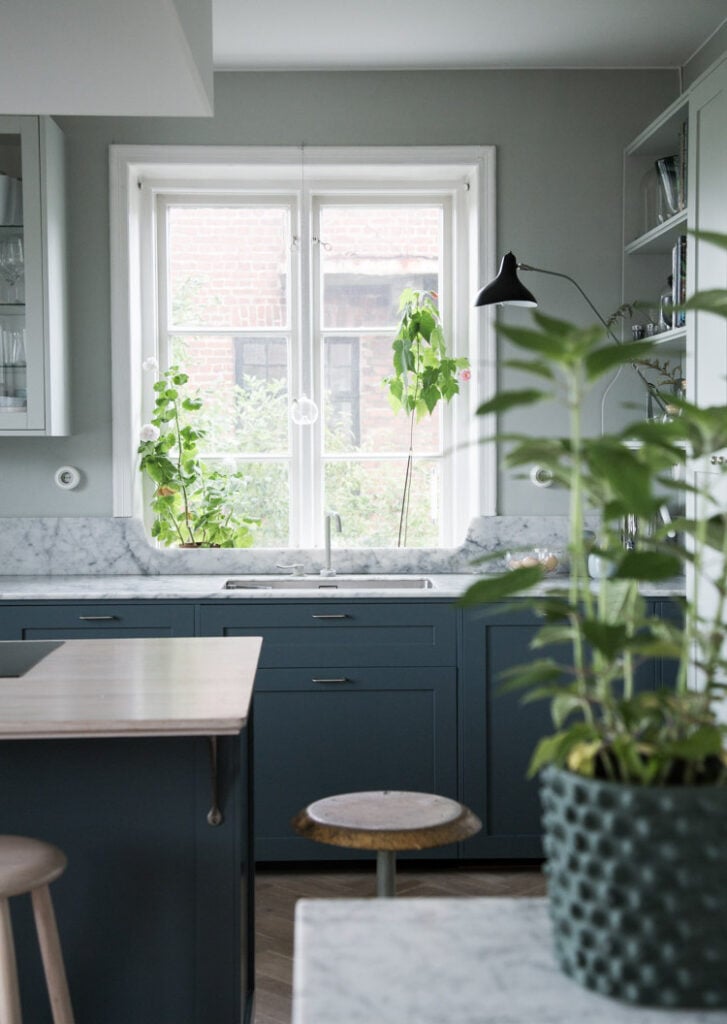 cuisine bleue foncé marbre gris