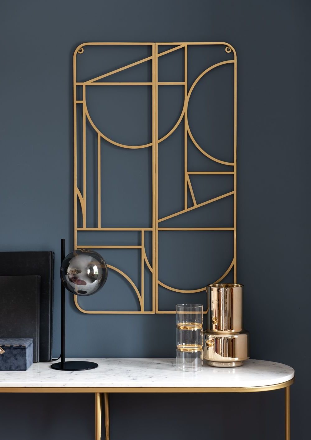 entrée mur bleu foncé décoration doré laiton marbre