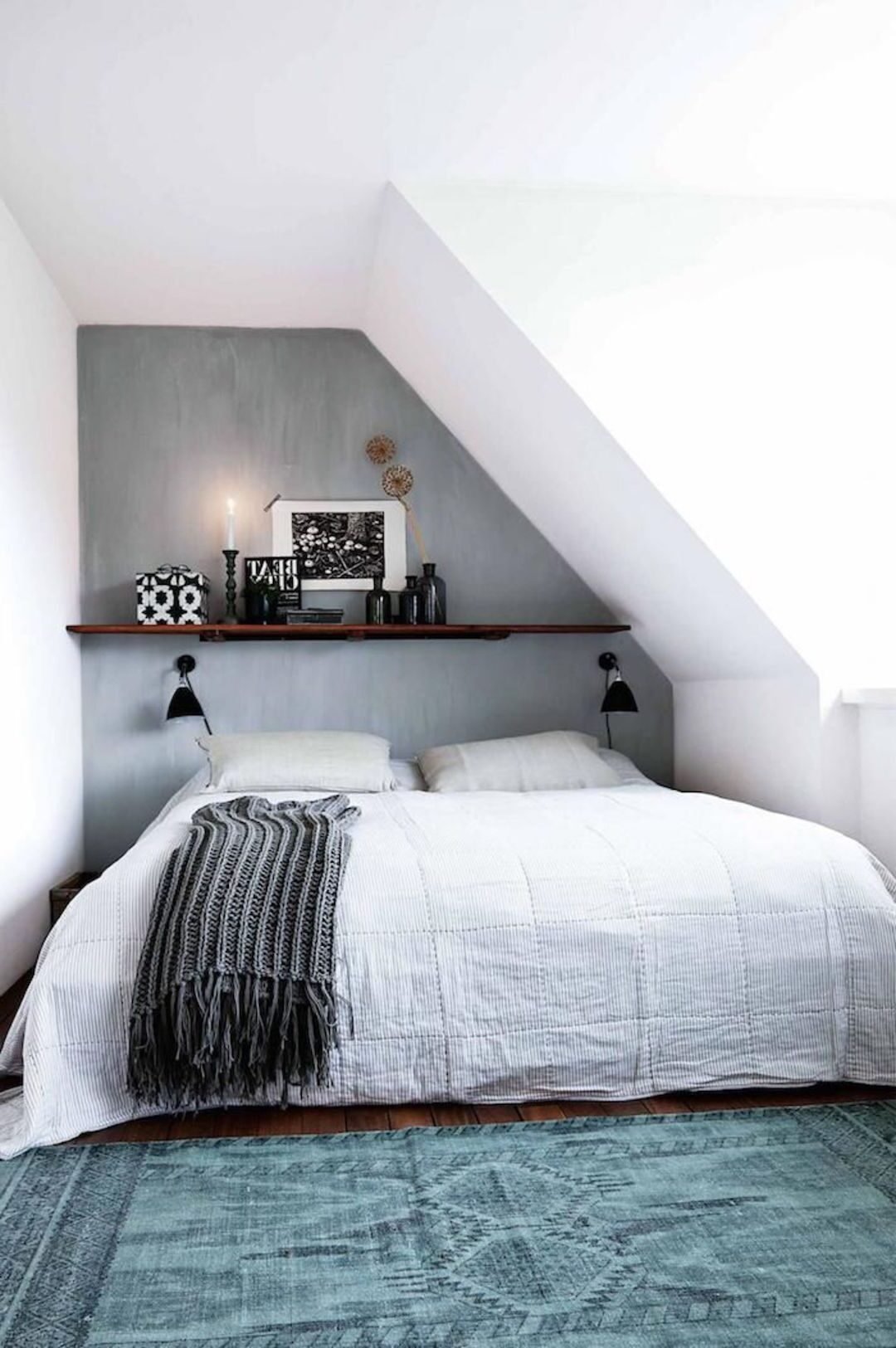 lit double blanc tapis ethnique bleu mur gris deco sobre