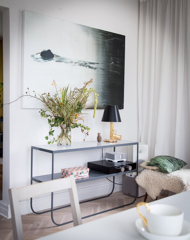 salon déco noir blanche lampe pistolet doré