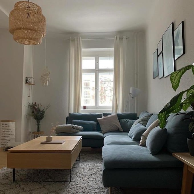 salon épuré blanc table bois fauteuil gris vintage