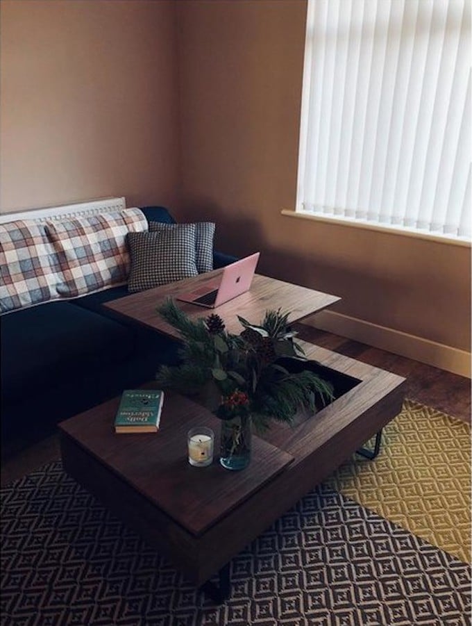 salon feutré nude marron vintage tapis graphique jaune noir