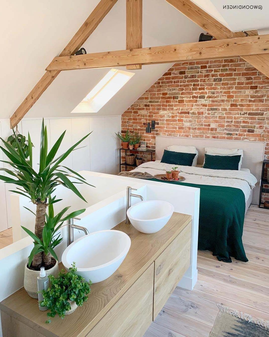 suite parentale poutre bois apparentes salle de bain lit double mur en briques rouge