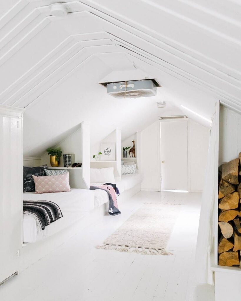 total look blanc lit simple rangement bois accessoires colorés