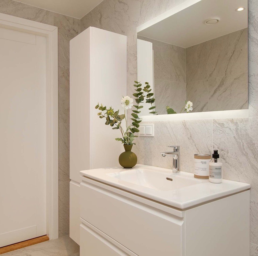 3 pièce à Tallinn salle de bains toute blanche