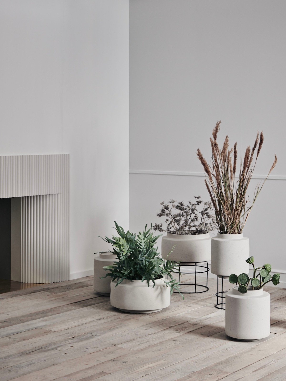 appartement blanc pot fleur céramique pied métal