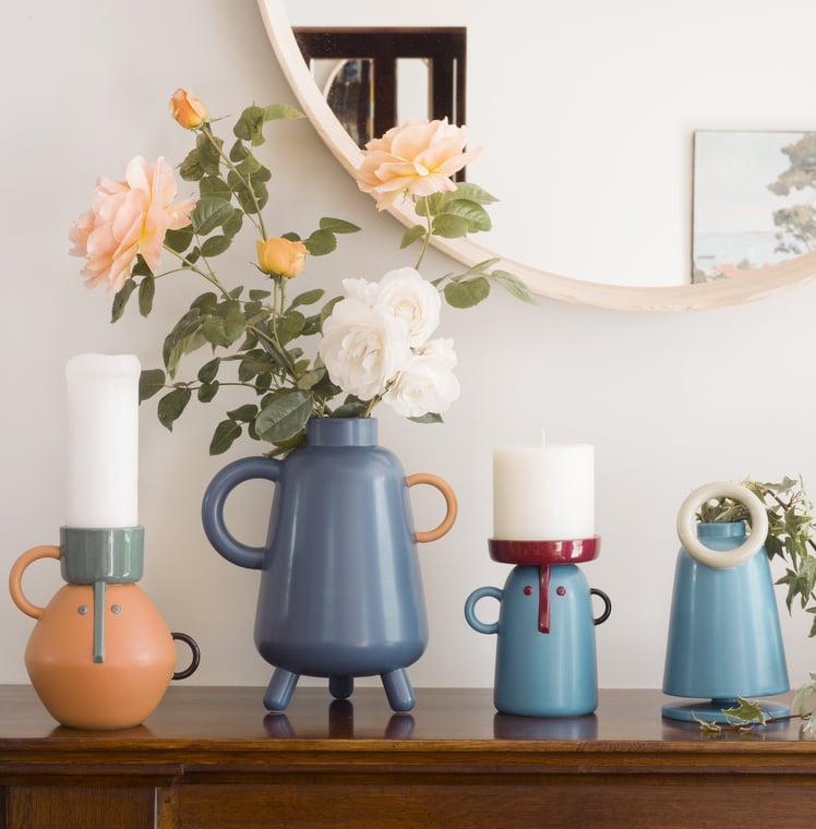 buffet bois vernis vases visage orange saumon bleu deco champêtre lumineuse miroir rond