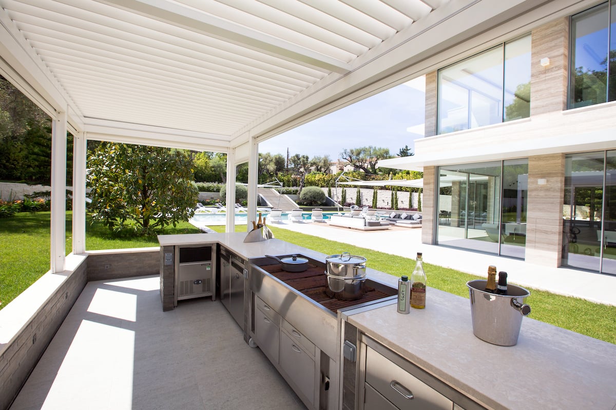 Création d’une cuisine extérieure sous une pergola bioclimatique. Un espace de plus en plus convoité