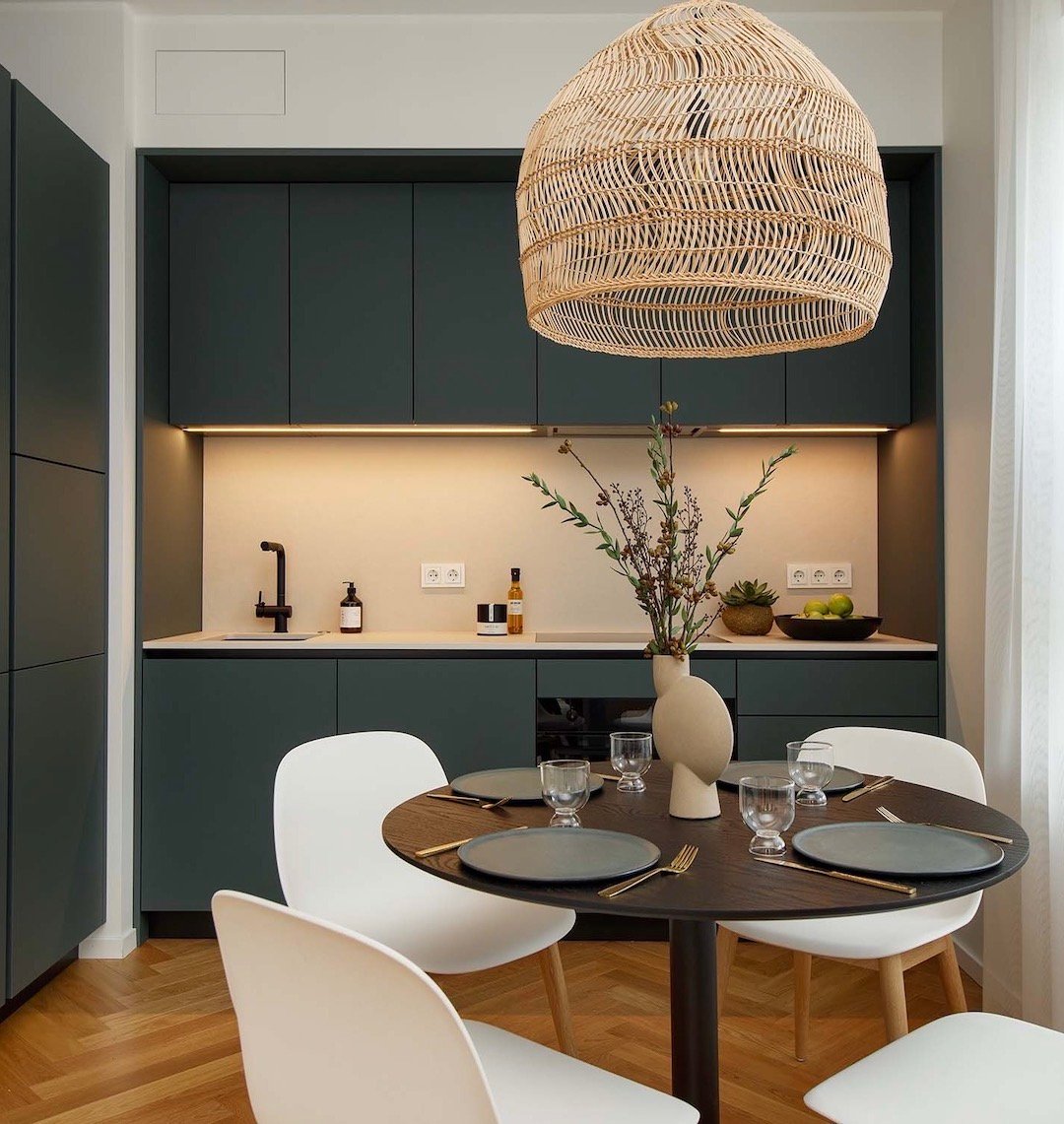 cuisine vert sapin foncé en L table ronde