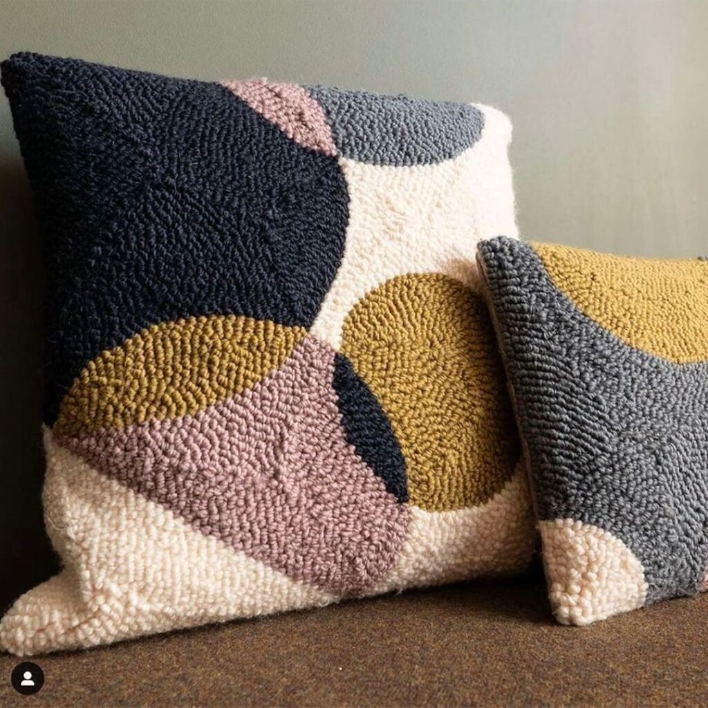 deco coussin brodé rond jaune rose gris beige accessoire salon canapé cosy