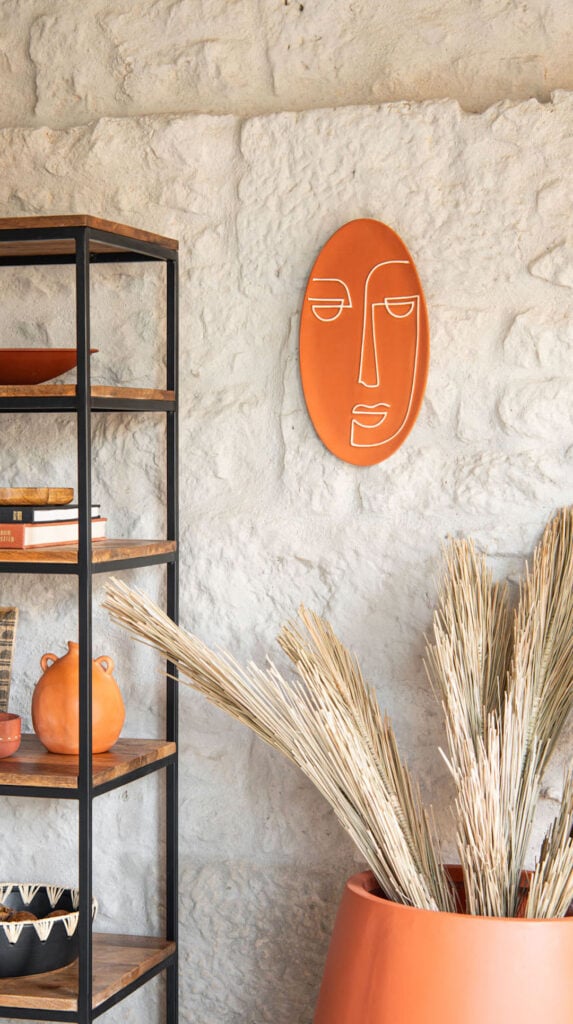 deco intérieure estivale étagère métallique noir bois deco murale orange vase bouquet fleurs séchées