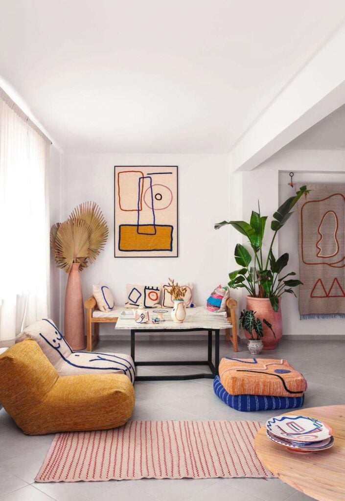 décoration intérieure salon épurée dessin abstrait pouf tapis face line art