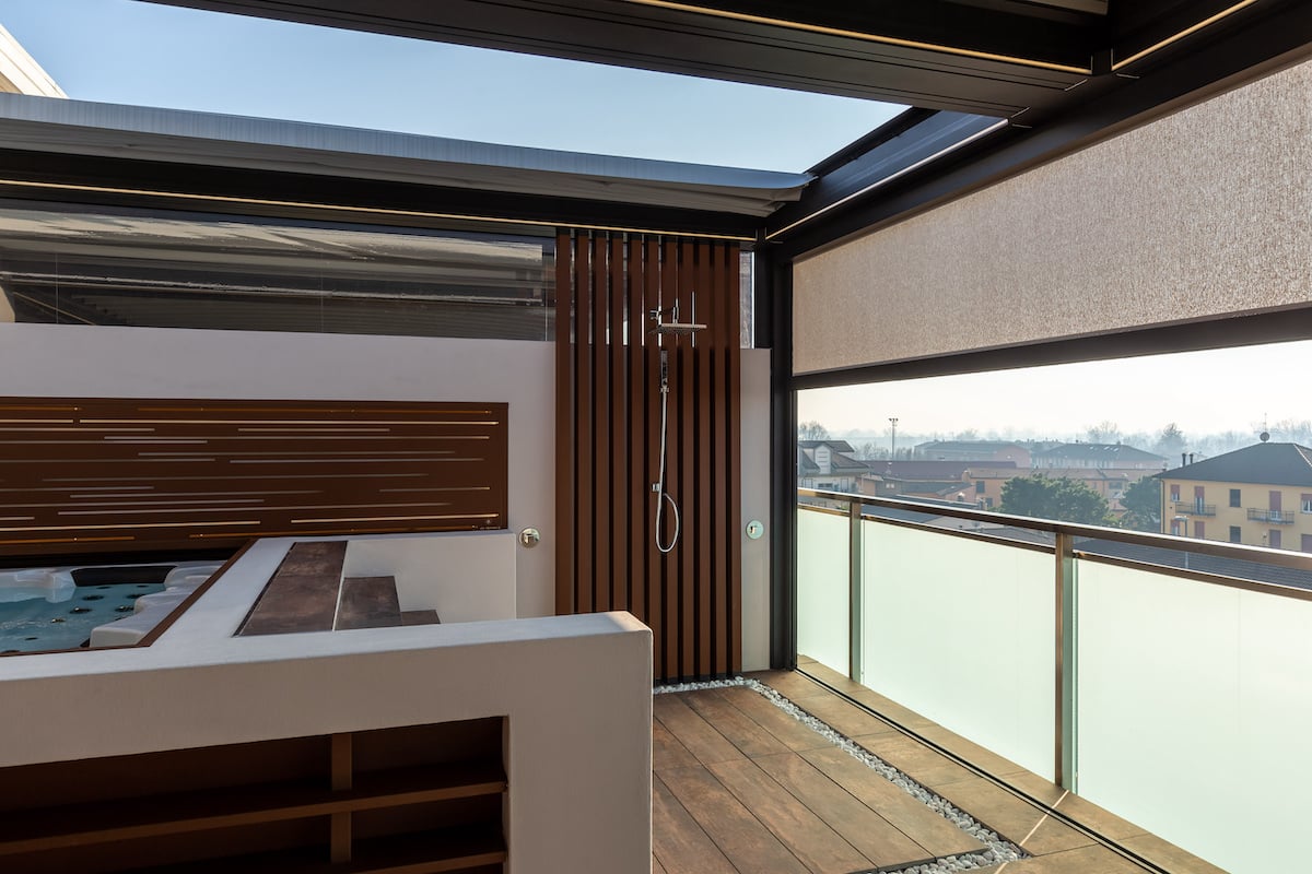 Espace aménagement extérieur la douche extérieure, à condition qu’elle soit protégée du vent et surtout des regards. La pergola répond tout à fait à ce type de besoin, la preuve en image