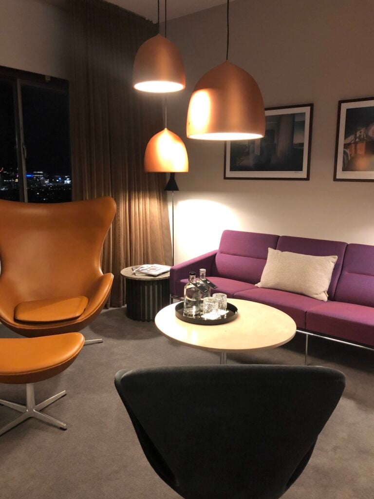 egg chair marron cuir fauteuil club canapé violet mauve