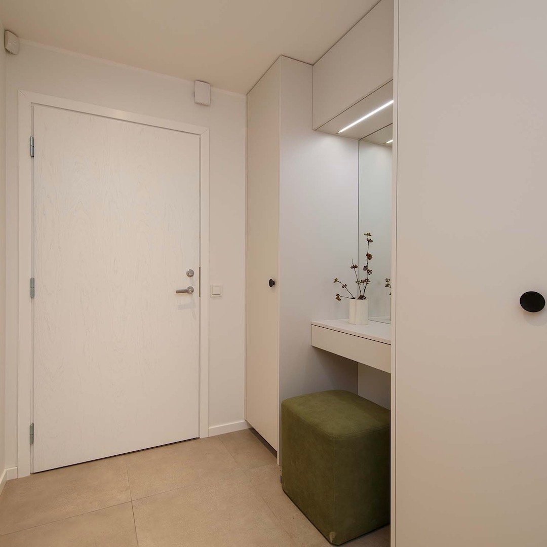 entrée bien agencer espace miroir dressing pouf vert olive velours