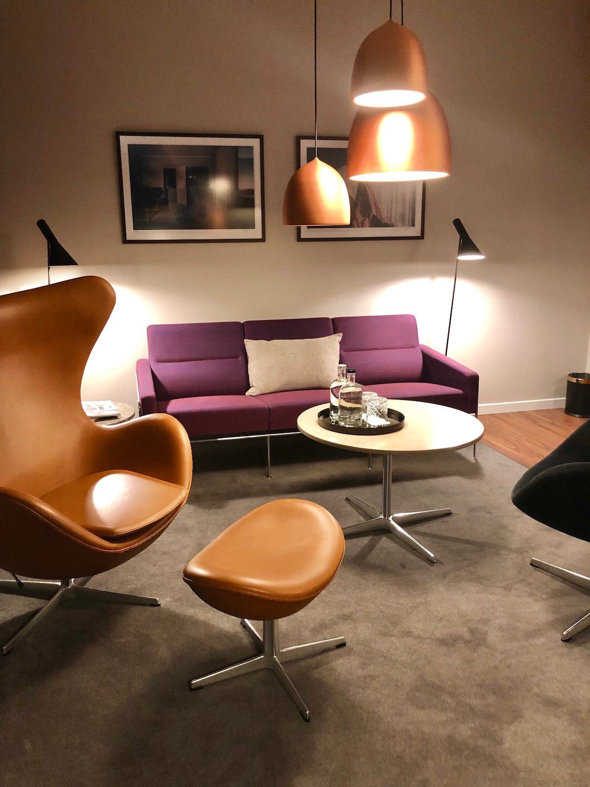 lampadaire AJ Poulsen Arne Jacobsen salon egg chair Yasmine Mahmoudie
