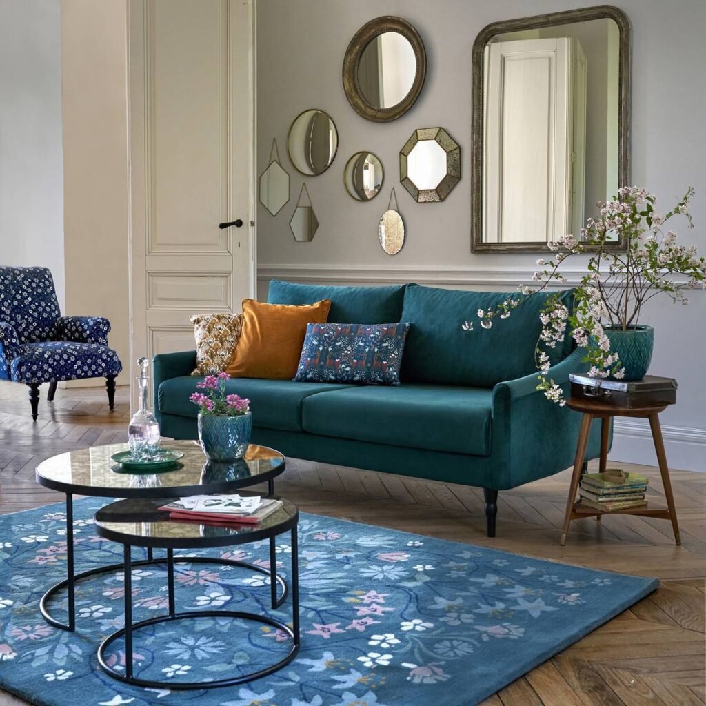 mur de miroir doré rétro salon canapé bleu canard velours