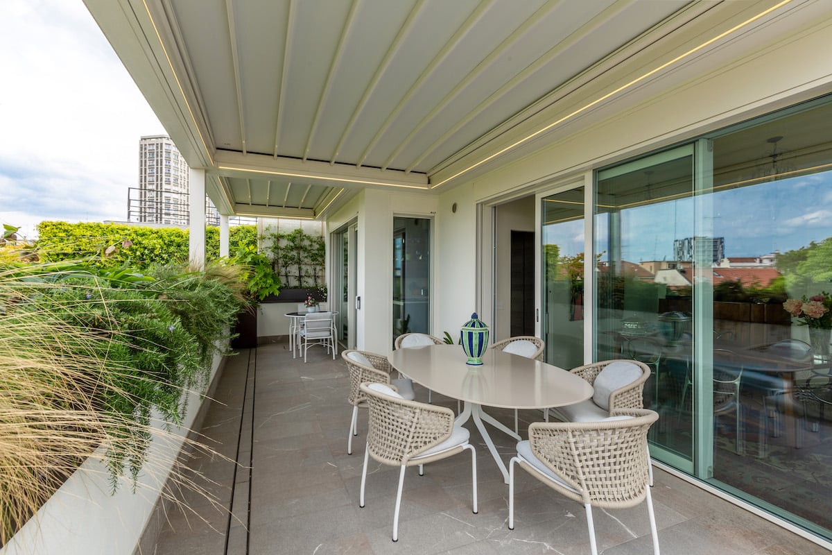 Pose d’une pergola adossée à toile rétractable sur un toit terrasse
