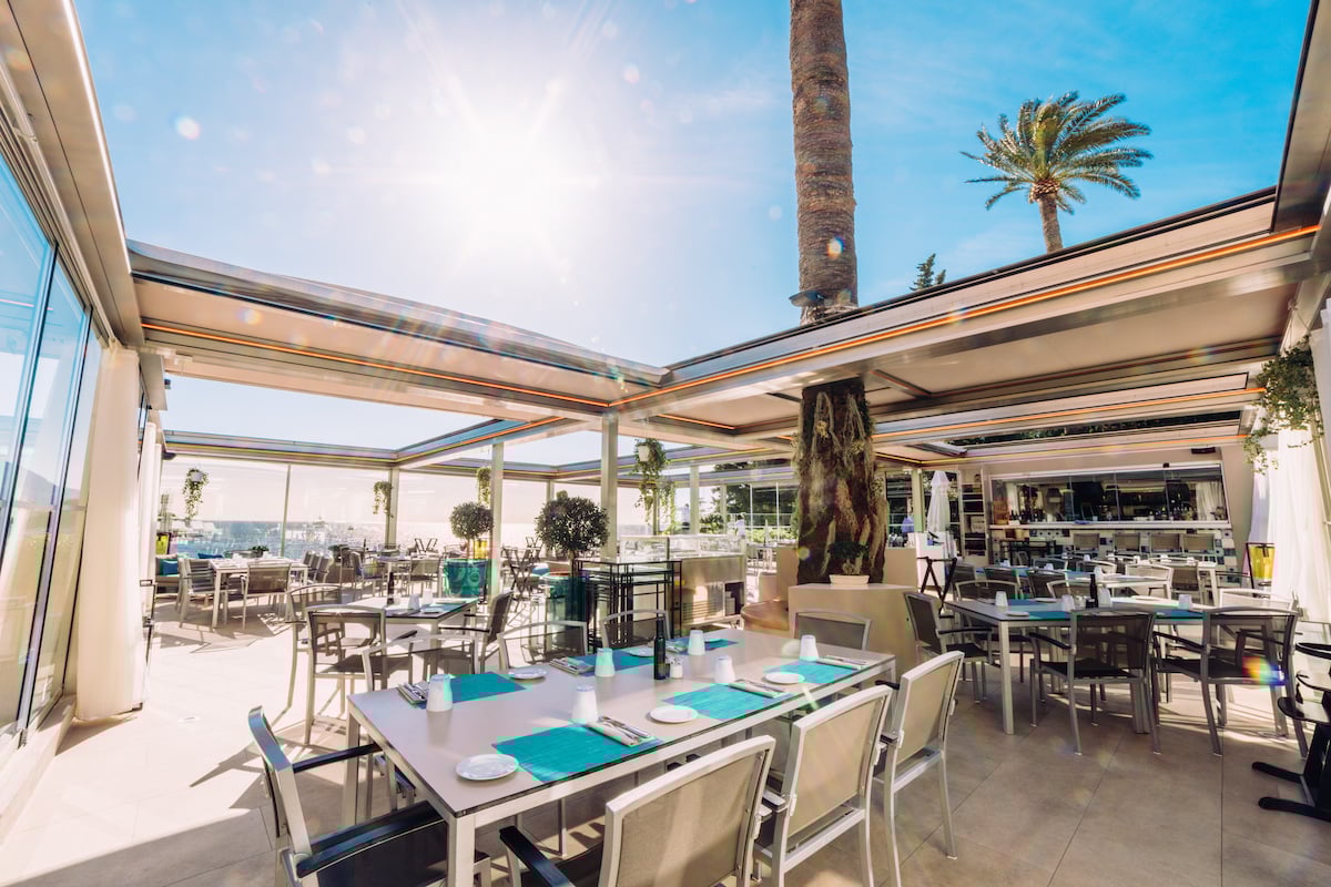 Installation de plusieurs modules de pergolas sur mesure pour le restaurant de l’Hôtel Le Royal Riviera à Nice