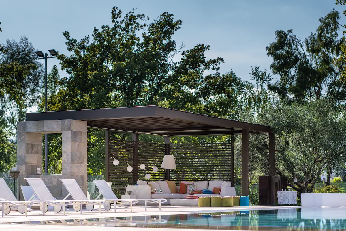 Le poolhouse idéal. Un abri totalement sur mesure, safe, robuste et adaptable à vos besoins de toute l’année