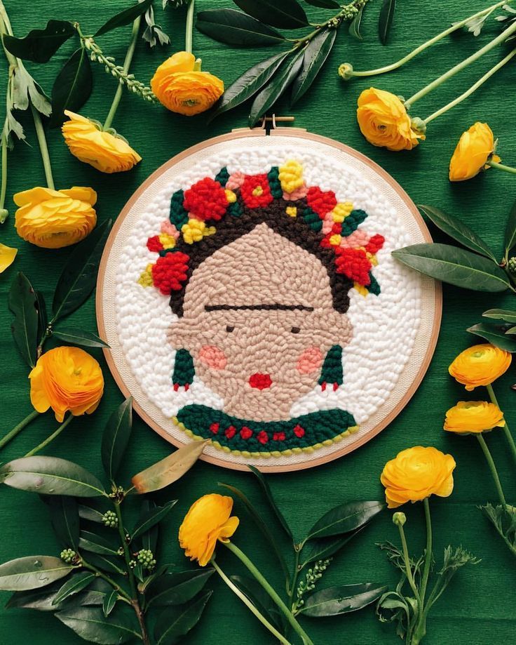 punch needle deco tendance broderie deco murale visage artiste vert jaune rouge