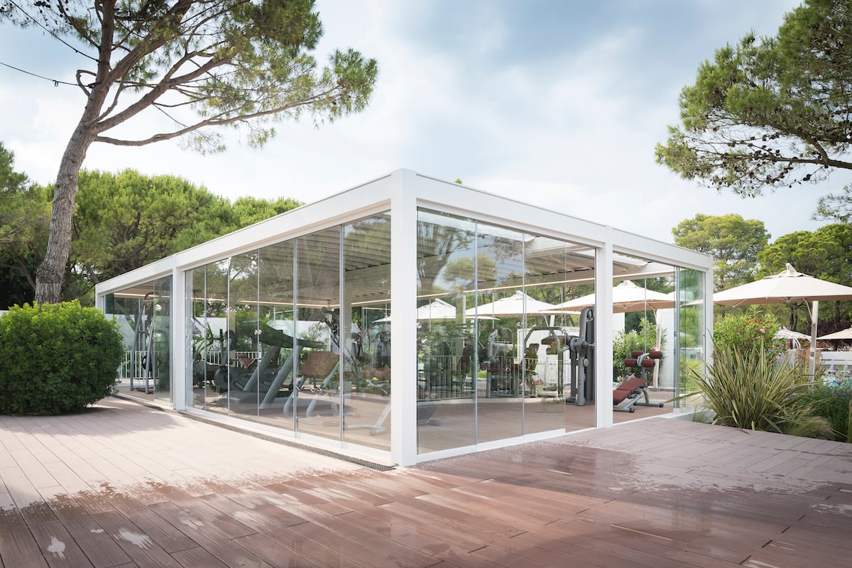 Aménagement extérieur Création d’une salle de sport spacieuse et aérée simplement grâce à l’installation d’une pergola.