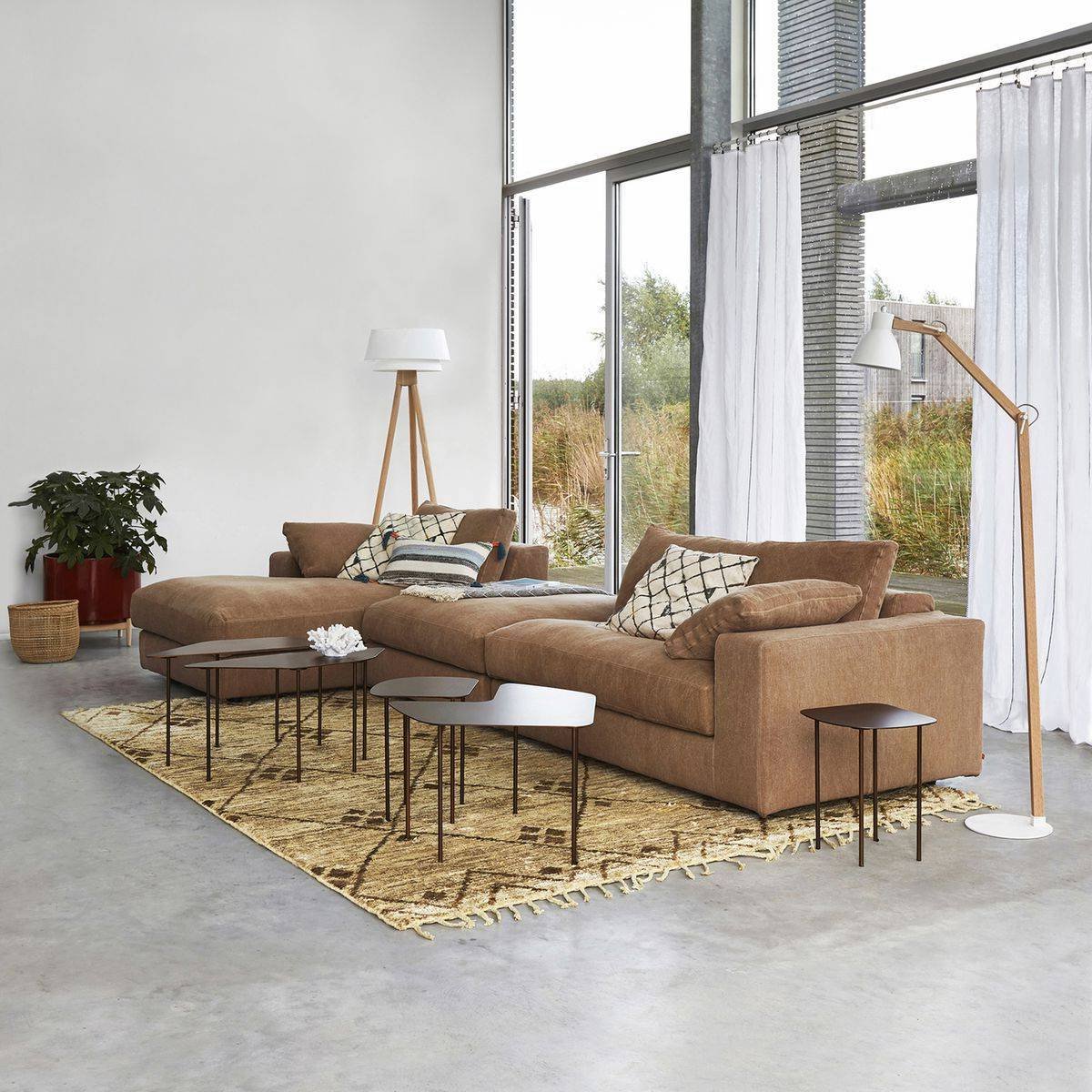 salon loft béton canapé angle marron beige foncé