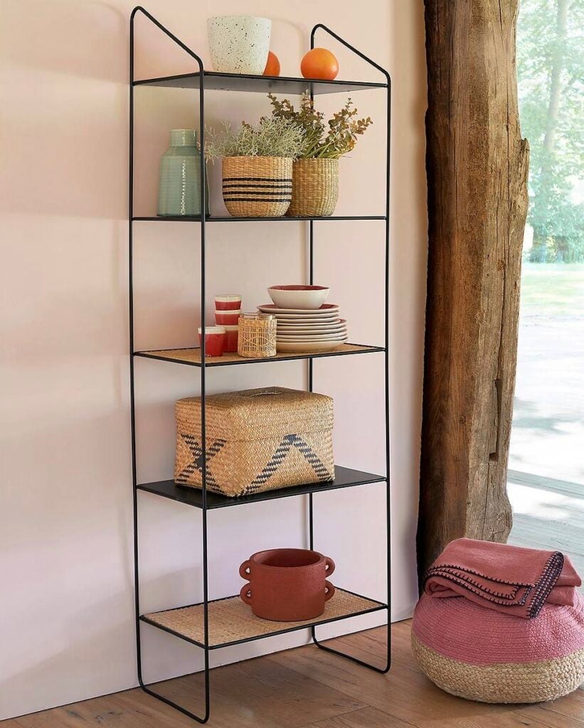 salon mur rose pastel décoration naturelle osier