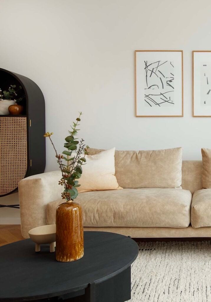 séjour arty vase artisanale table basse bois noire ronde