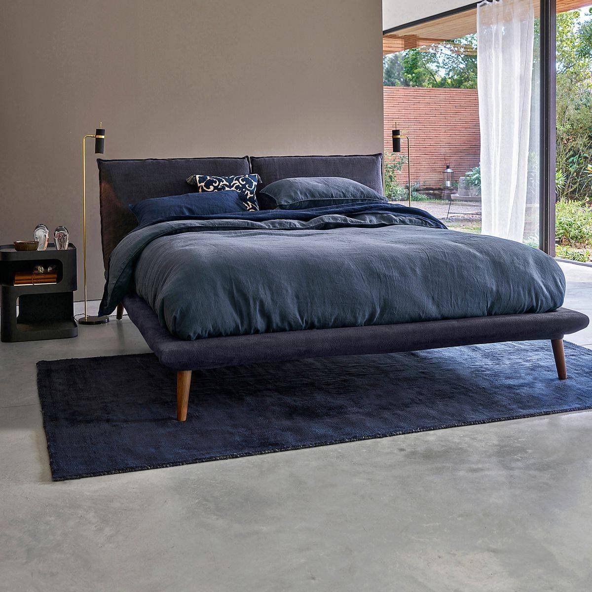 suite parentale mur beige lin lit bleu marine