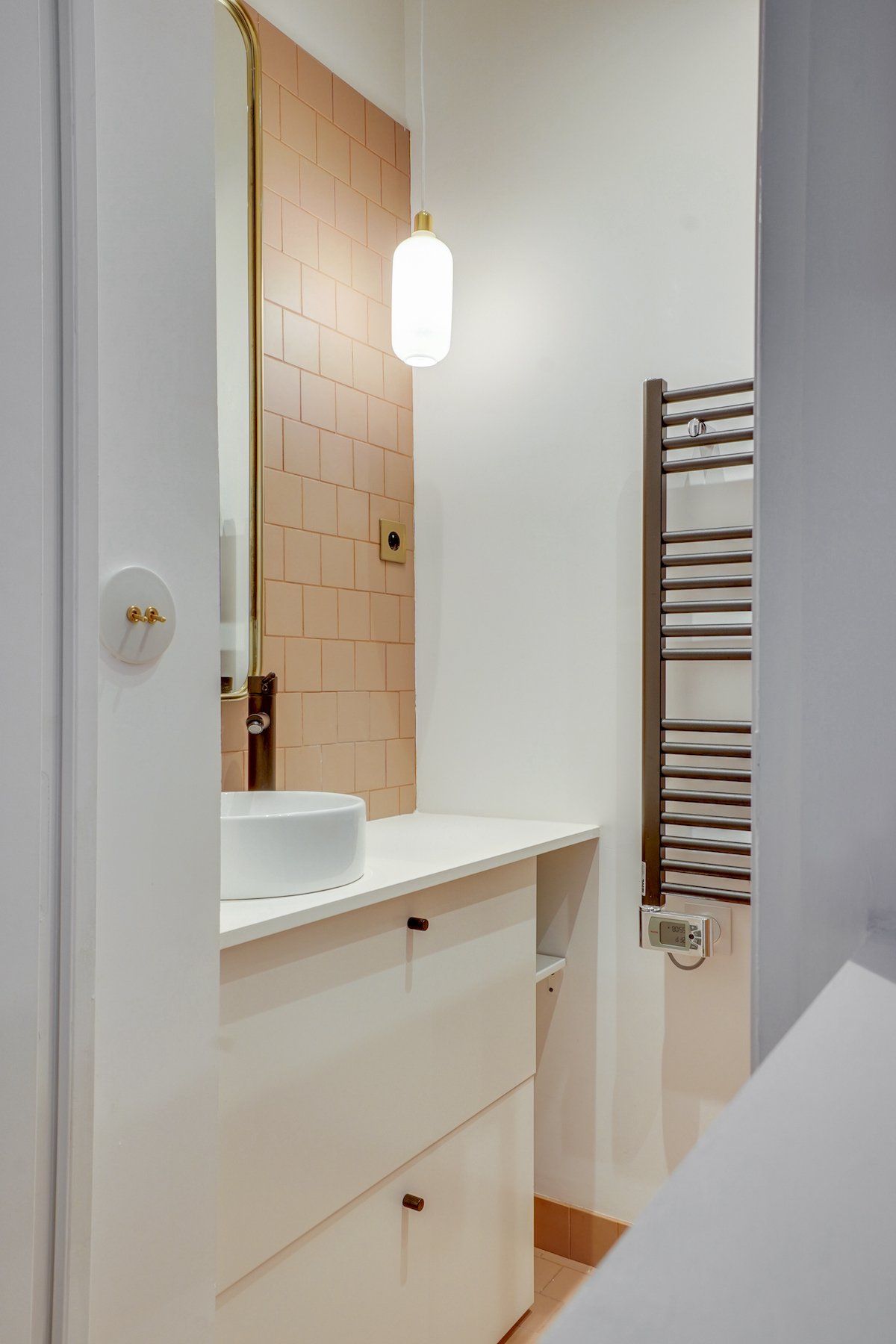 aménager mini salle de bains corail saumon orange