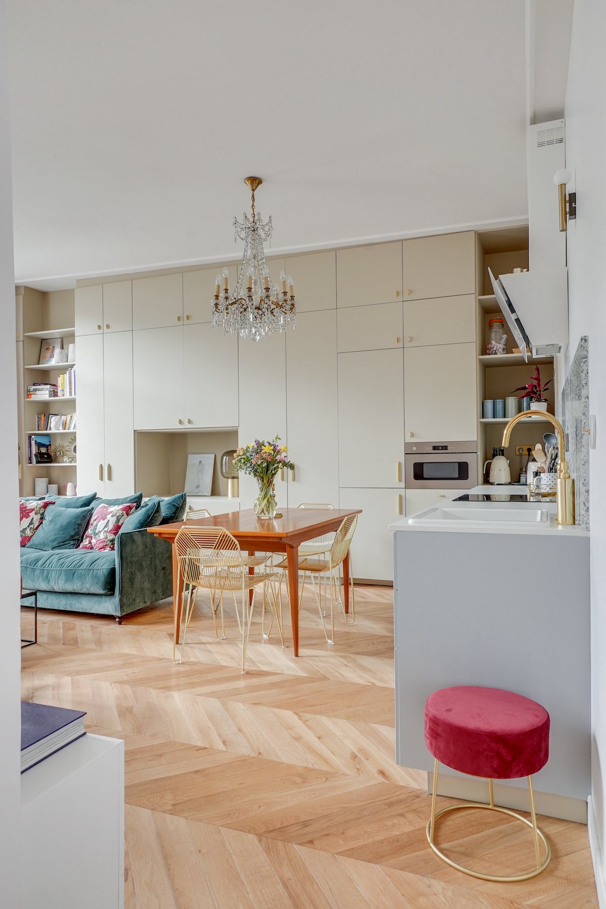 appartement haut en couleur rose vert doré bleu canard