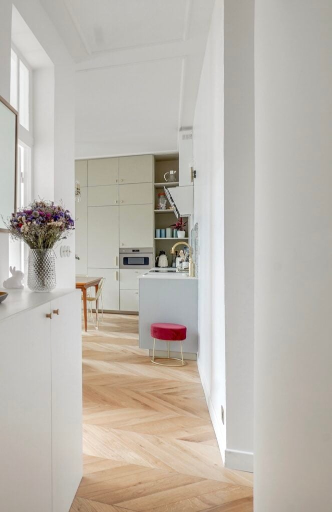 appartement haut en couleur salon vert de gris rose fushia