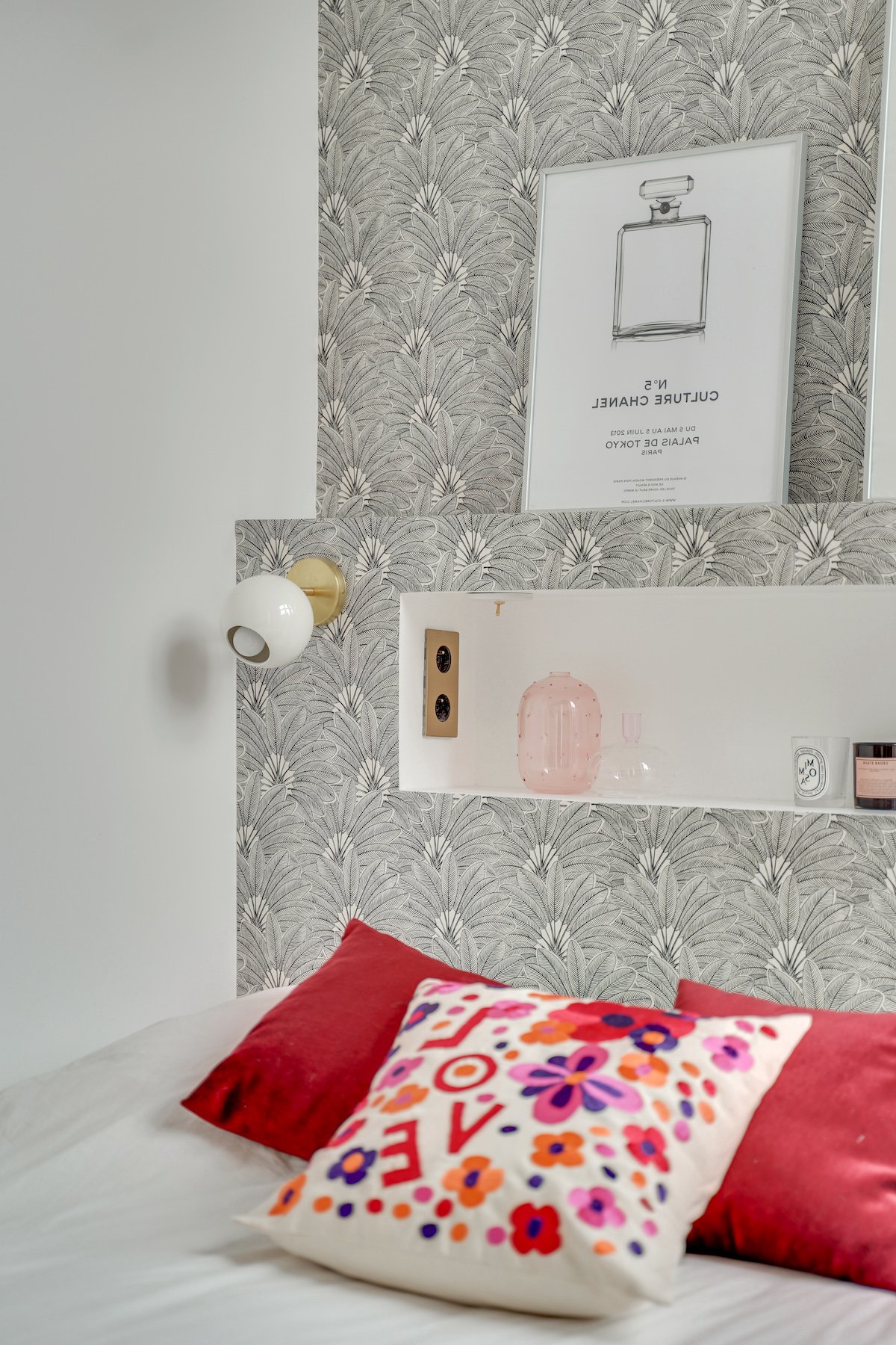 chambre tête de lit niche papier peint plume noir blanc