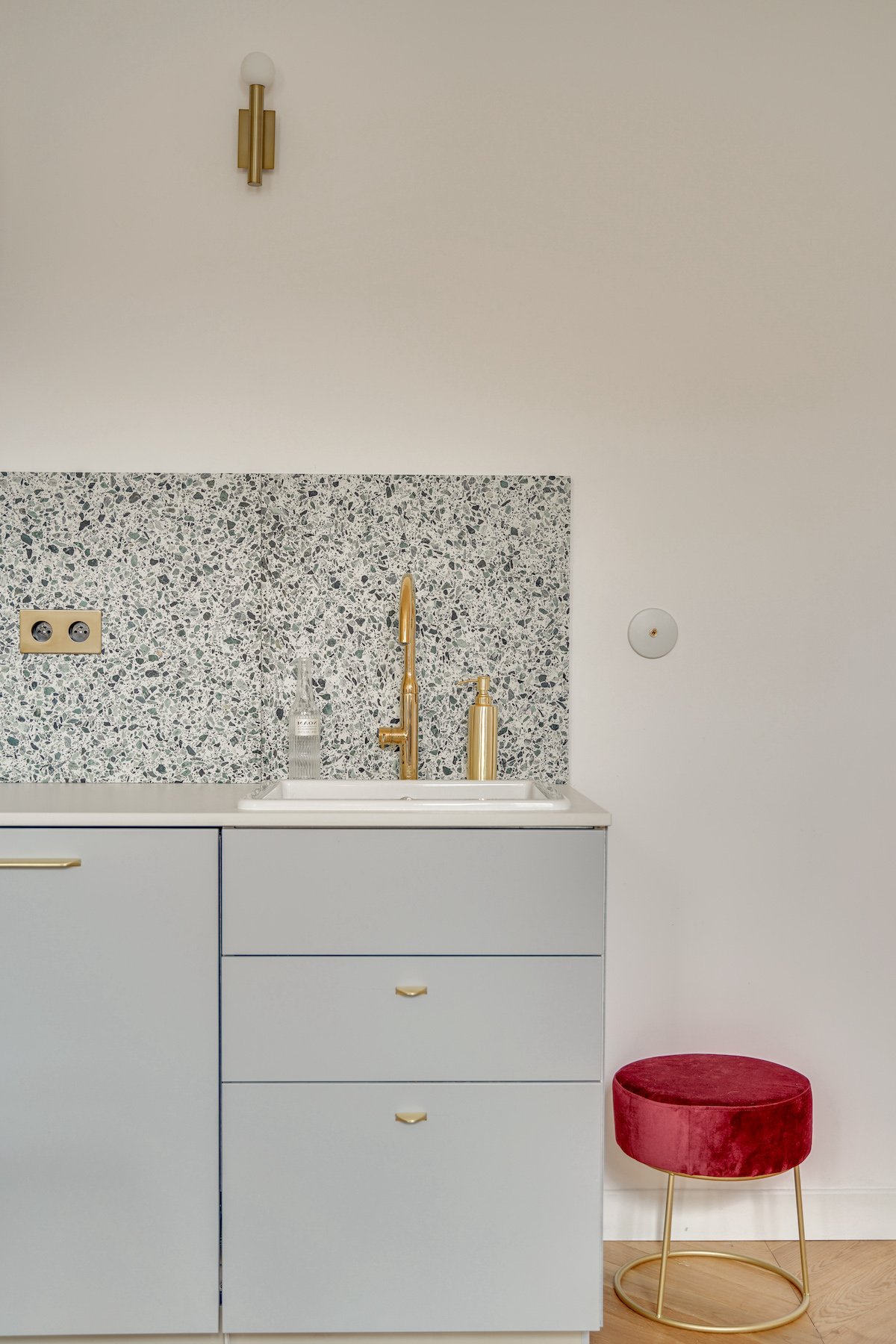 cuisine gris clair laiton doré crédence terrazzo vert