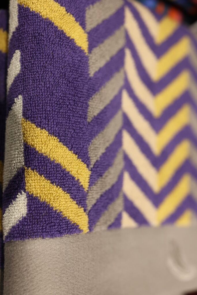 décoration gris violet jaune couleur complémentaire