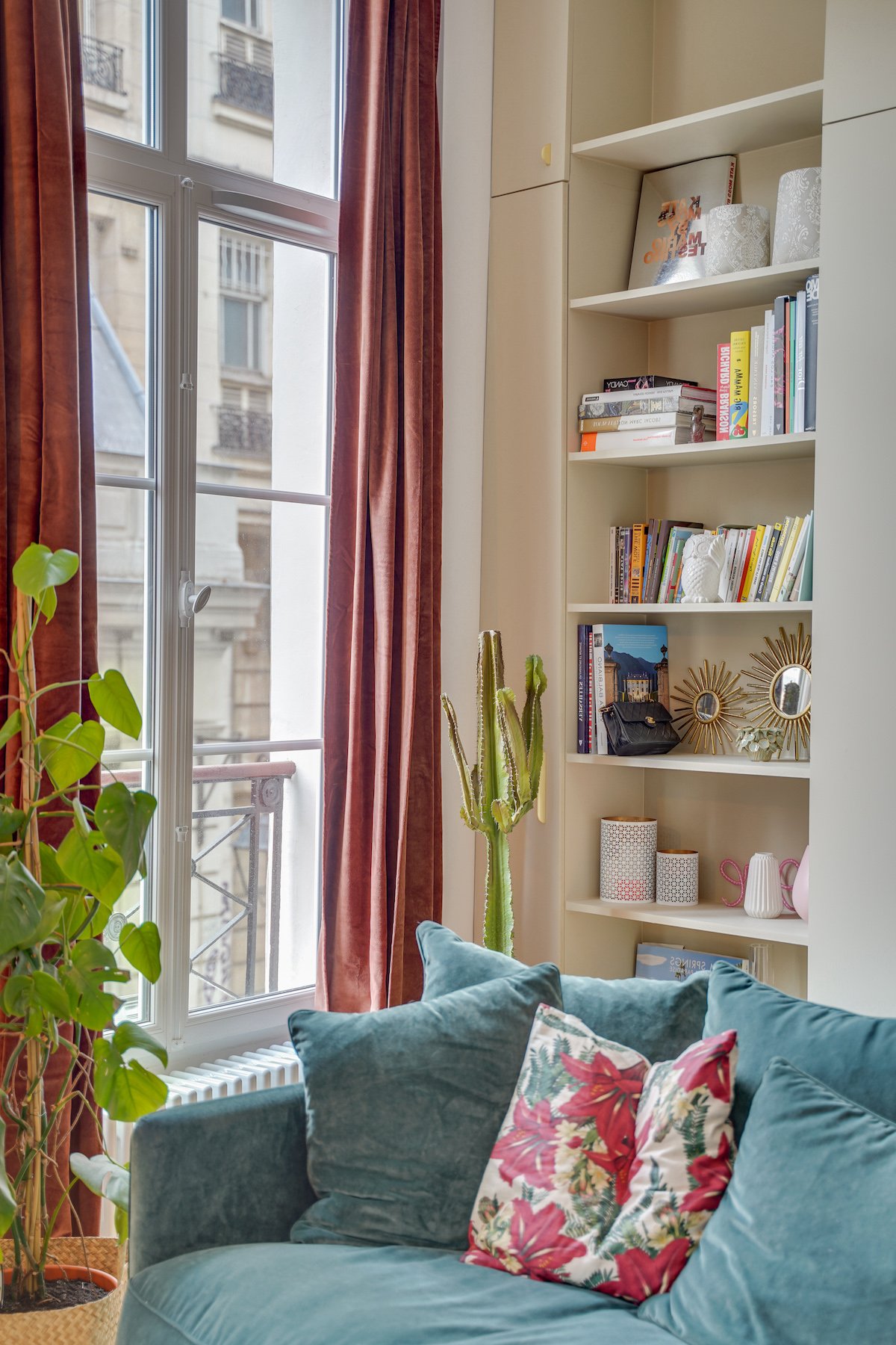 décoration salon canapé bleu velours rideaux rose