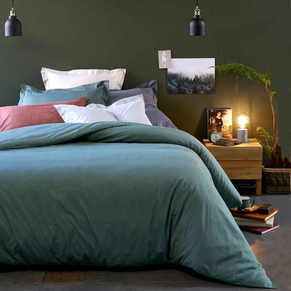 lit bois mur vert foncé housse bleu rose