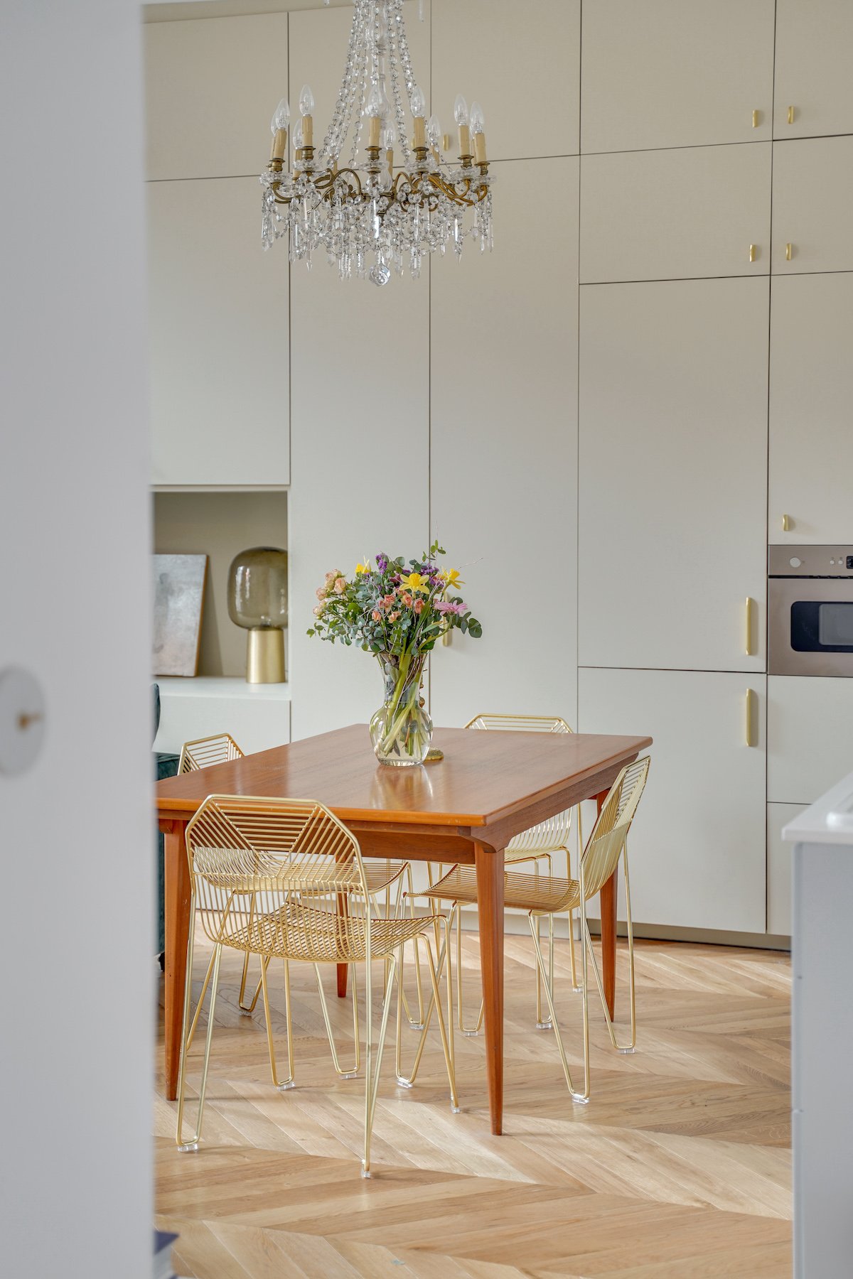 salle à manger table rétro art déco chaise dorée filaire