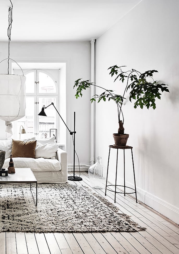 salon scandinave tapis large deco contemporain lampe métal noire