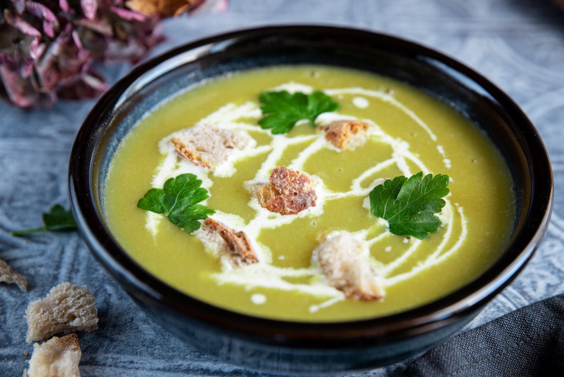 soupe miso poireaux dressage crème fraîche persil crouton