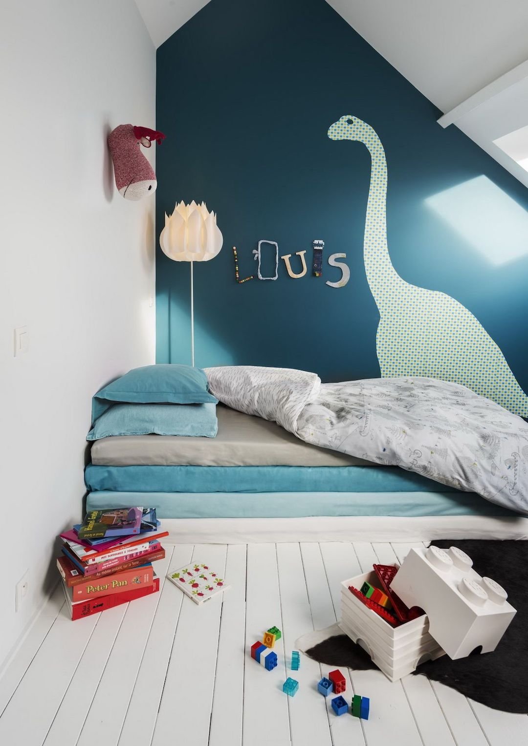 chambre bleu stickers turquoise lit matelas parquet bois blanc jouets