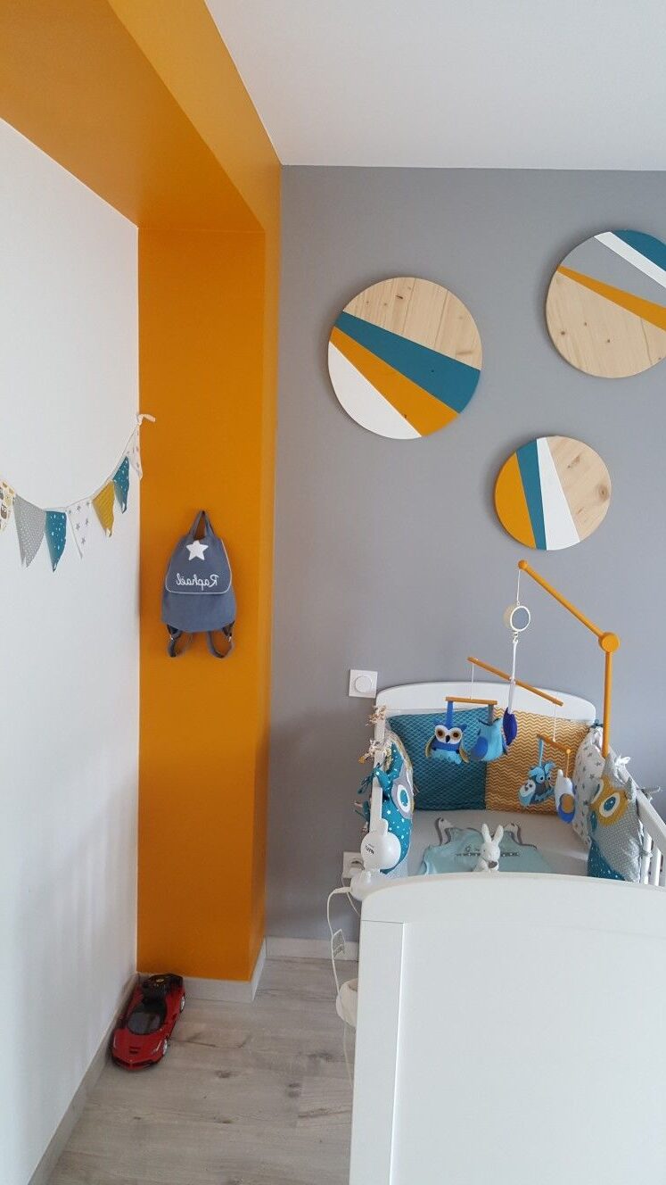 chambre enfant fille garçon berceau bois blanc accessoire bleu canard orange parquet gris deco murale