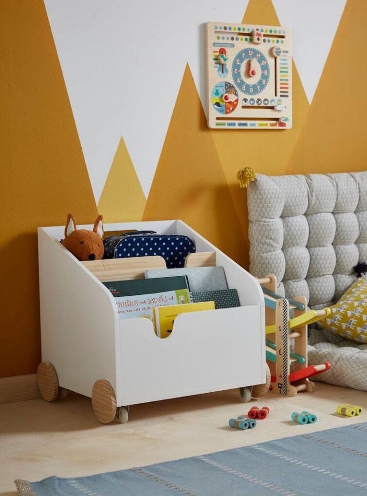 deco intérieure coin jeux chambre mur orange blanc papier peint stickers coussin carré gris