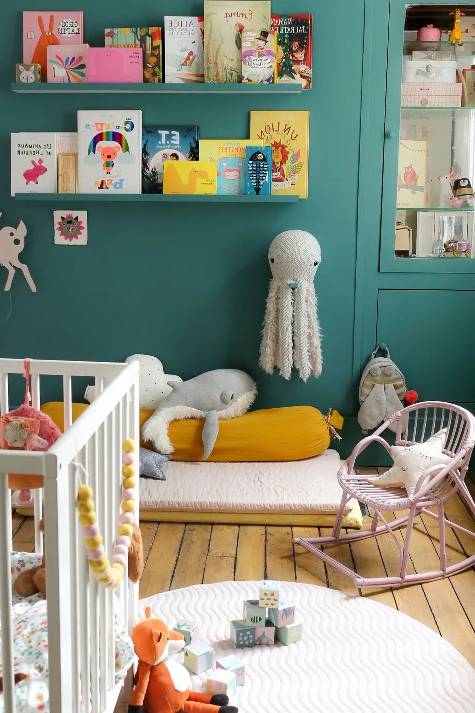 inspi deco jouet enfant parquet bois tapis rond étagère murale bleu canard