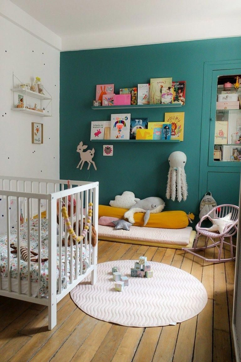 inspiration decoration intérieure berceau blanc parquet bois tapis rond étagère murale coussin de sol