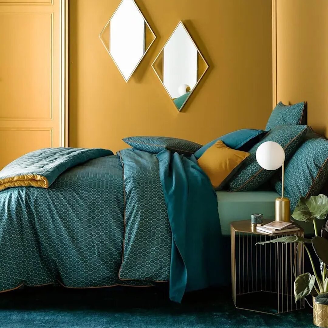 chambre idée déco vert canard mur jaune moutarde Art Déco