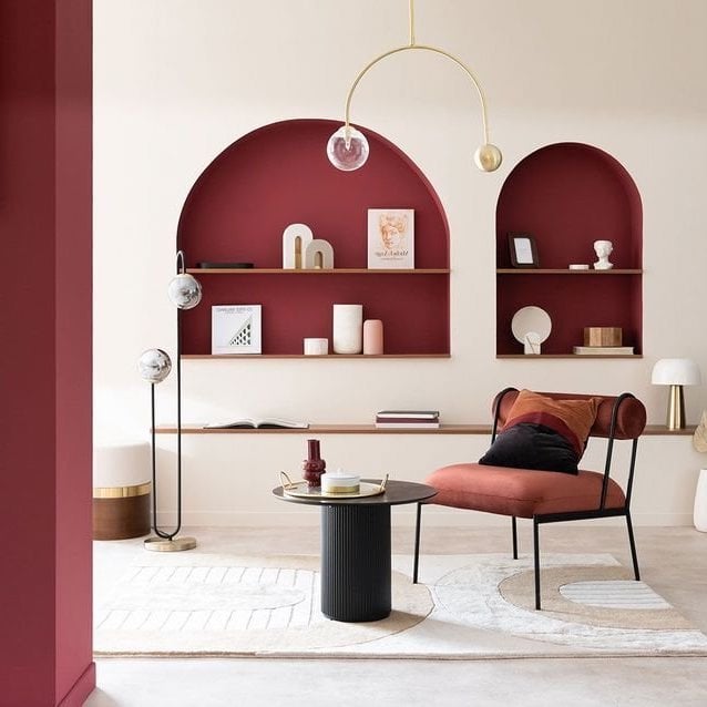 salon blanc framboise doré laiton arche peinture déco