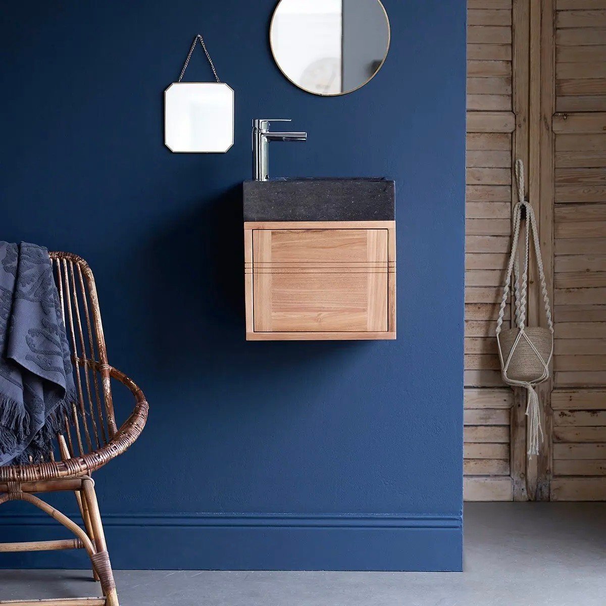 aménager salle de bain 4m2 mur bleu foncé klein